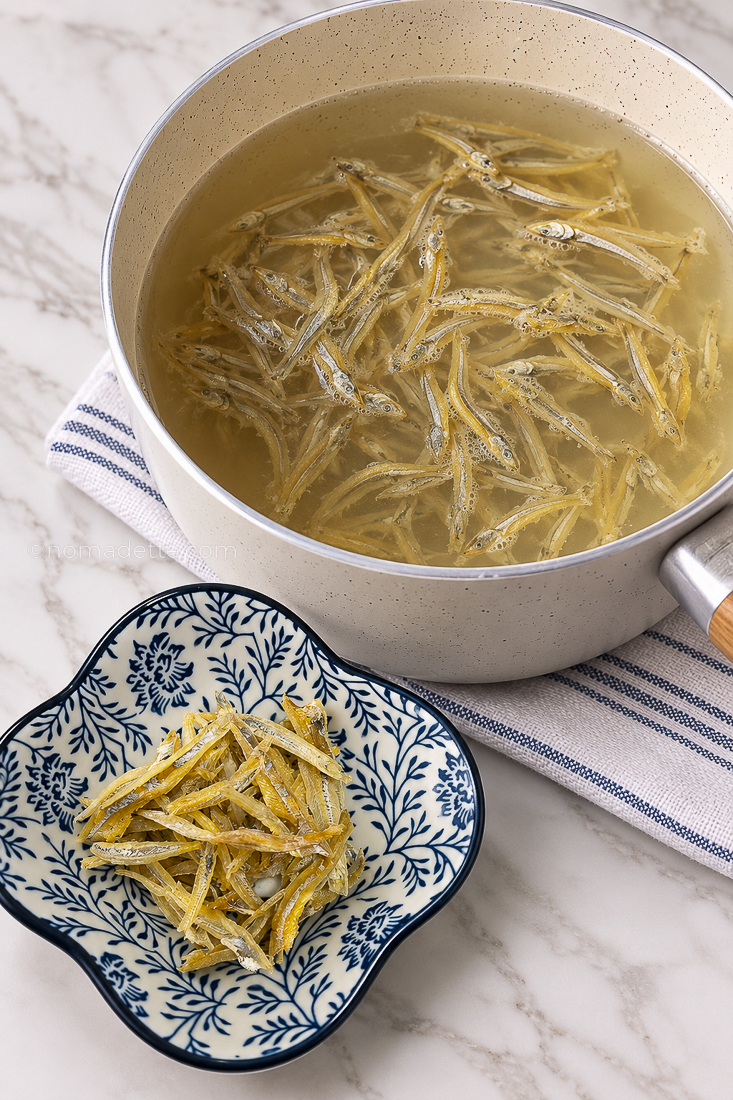 How to Make Ikan Bilis Stock (Dried Anchovy Stock/My Easy Dashi)